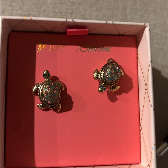 New in a Box Betsey johnson turtle earrings - Picture 1 of 3